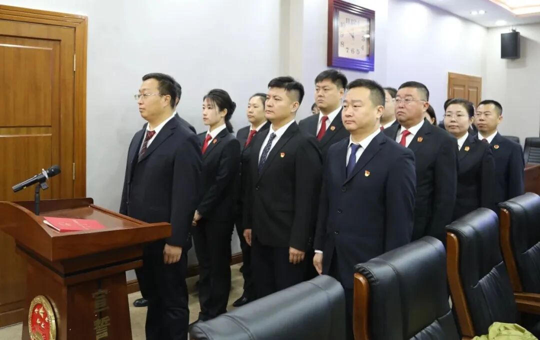 乌兰浩特市检察院3名检察人员接受市人大常委会任命并向宪法宣誓